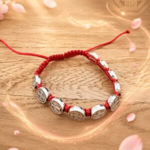 Pulsera de protección San Benito – cordón rojo con medallas